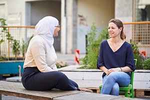 Vorschuabild_Pressefoto%20Sprecherinnen%20GJBW_Aya%20Krkoutli%20%26%20Sarah%20Heim_sitzend
